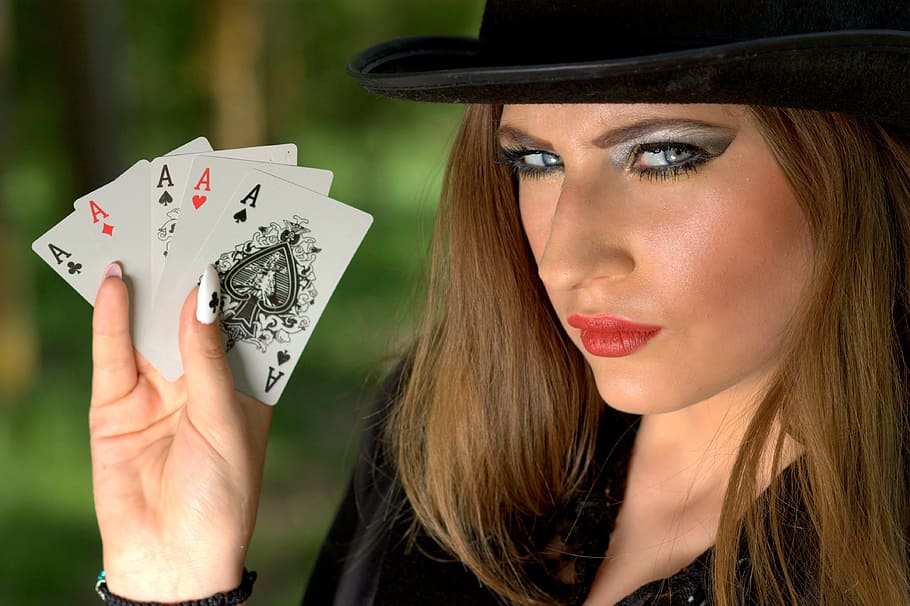 wanita, memegang, lima, kartu as, gadis, puncak, kartu bermain, keberuntungan, poker, dewasa muda