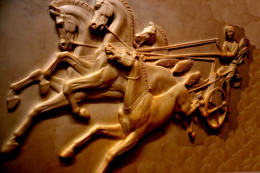 decoración de talla marrón, carro, caballos, carruaje, látigo, antiguo, guerrero, guerra, gladiador, hombre