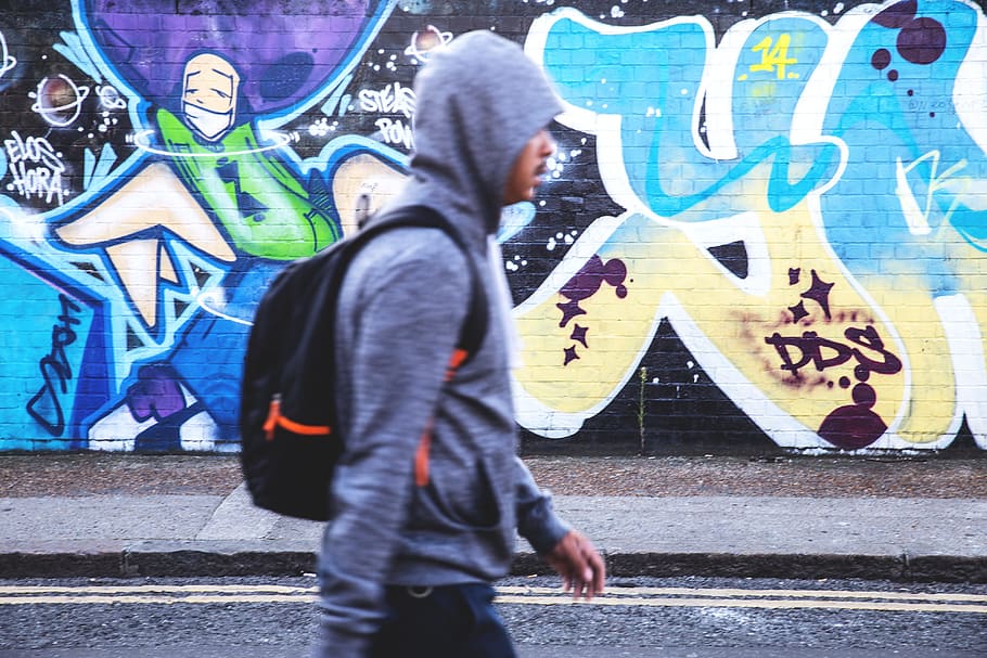 homem, com capuz, mochila, passeios, passado, ruas cobertas de grafite, leste, londres, grafite, coberto