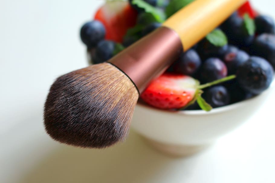 brown, wooden, makeup brush, berries, blueberries, strawberries, fruit, healthy, natural cosmetics, brush