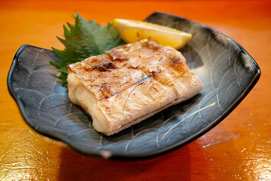 plato de pescado, restaurante, cocina, comida, dieta, pescado, platos de pescado, pescado a la parrilla, comida japonesa, pescado de machete