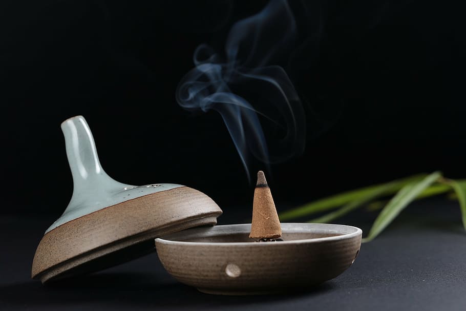 umidificador marrom, incenso, tradicional, fumaça, zen, meditação, gosto, tiro do estúdio, fundo preto, utensílio de cozinha
