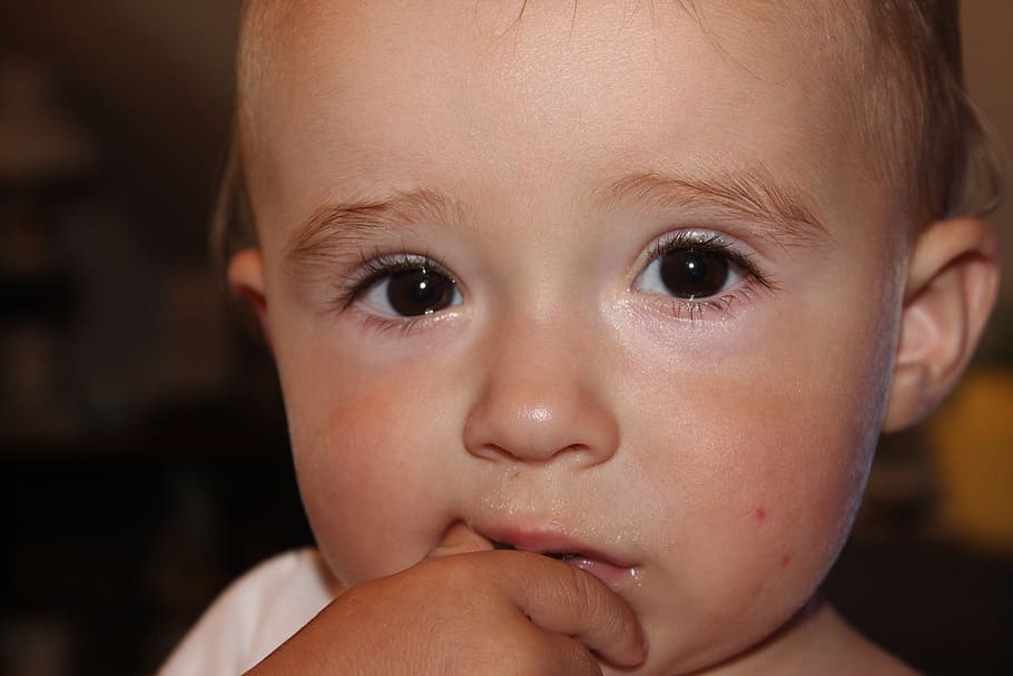 baby, detail of head, head, eyes, finger, palm, hand, meringue, brown, hair