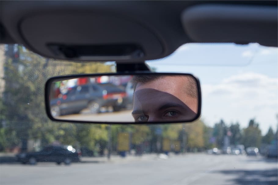 hombre, mirando, espejo retrovisor, parabrisas, coche, conducción, carretera, chico, modo de transporte, transporte