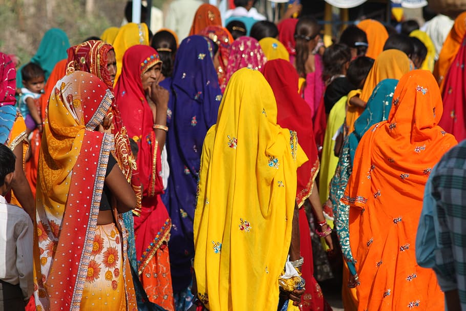 mujeres, vistiendo, sari de colores variados, caminando, durante el día, india, boda, sari, ropa tradicional, colorido