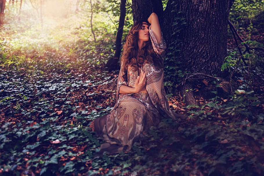 mujer, inclinado, tronco de árbol, durante el día, vistiendo, marrón, beige, rebeca, sentado, árbol
