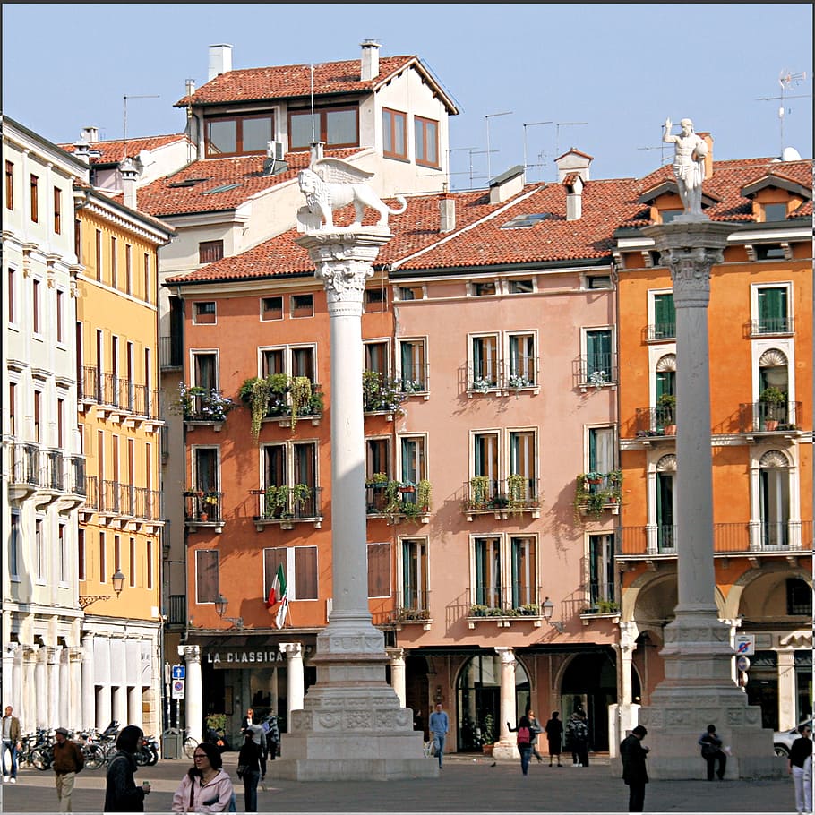 Vicenza, Veneto, hormigón, edificio, exterior del edificio, estructura construida, arquitectura, grupo de personas, ciudad, mujeres
