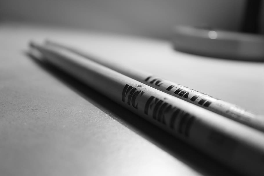 hitam dan putih, stik drum, kayu, tongkat, blur, musikal, close-up, tidak ada orang, di dalam ruangan, fokus selektif