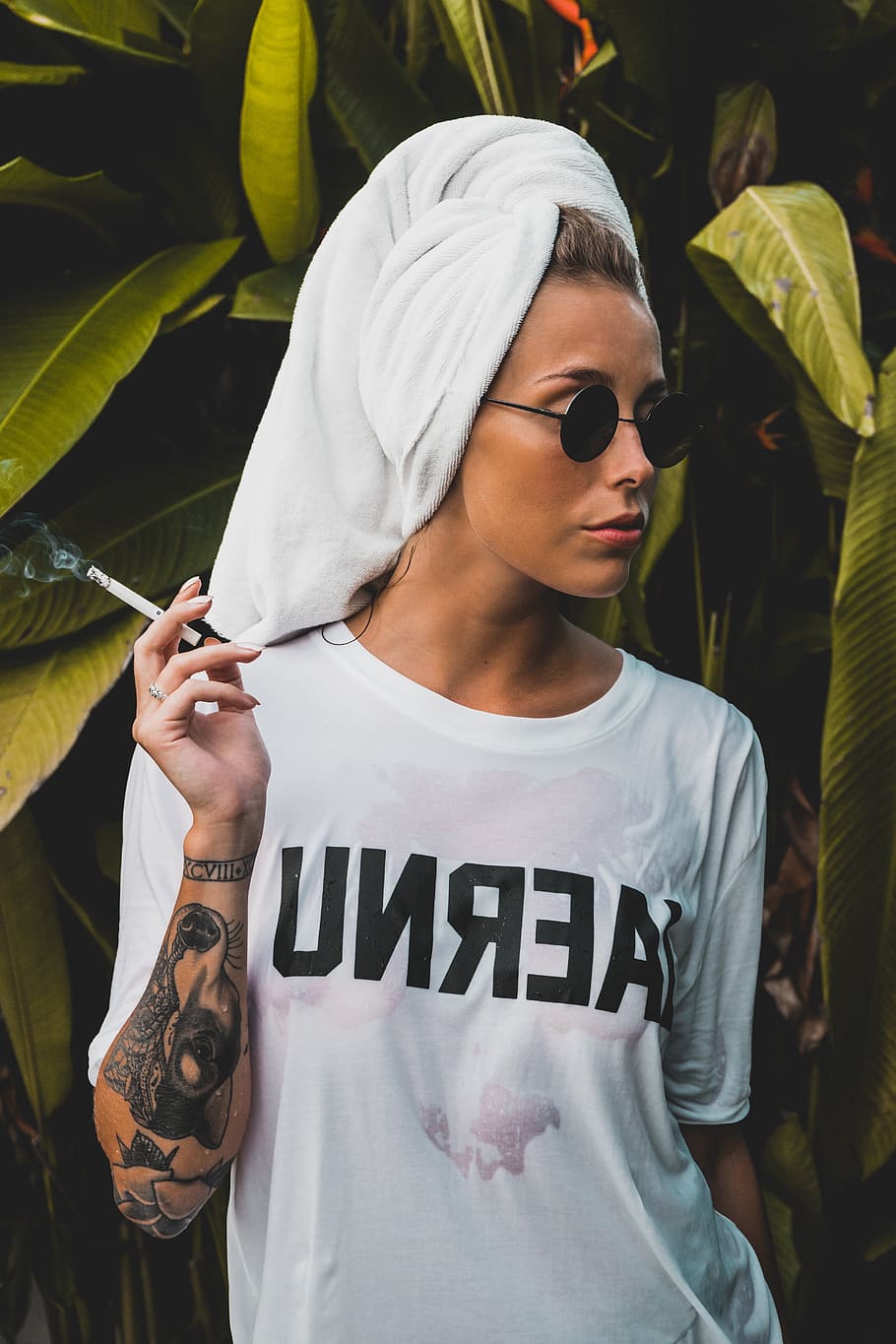 mulher, modelo, fumar, cigarro, molhado, cabelo, toalha, branco, óculos de sol, moda