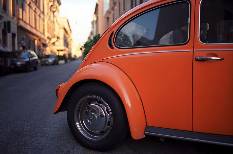 oranye, volkswagen beetle coupe, diparkir, diagonal, sisi, jalan, siang hari, mobil, kendaraan, perjalanan