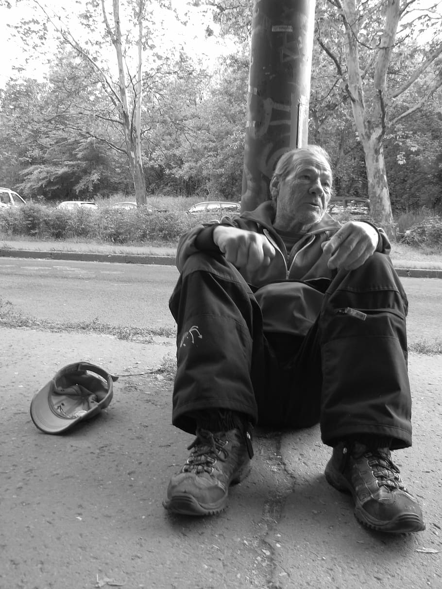 man, sitting, pole, homeless, comment on, kéreget, beggar, begging for, poor, elderly