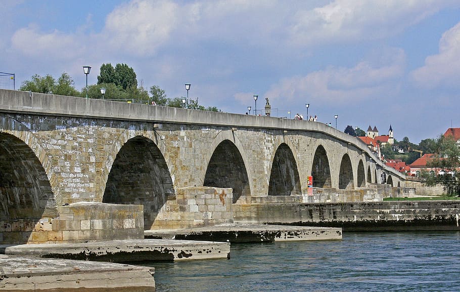 puente de ladrillo, gris, nubes, regensburg, puente de piedra, punto de referencia, danubio, históricamente, puente de danubio, viaje a la ciudad