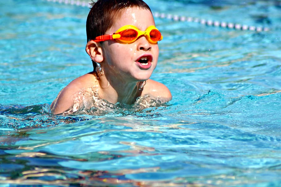 menino, vestindo, laranja, amarelo, mergulho, óculos, natação, corpo, água, luz do dia