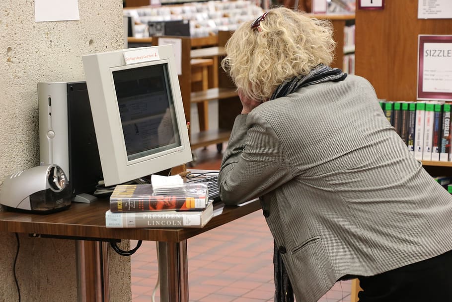 mujer usando escritorio, base de datos, biblioteca, catálogo, búsqueda, Computadora, tecnología, mesa, una persona, mujeres