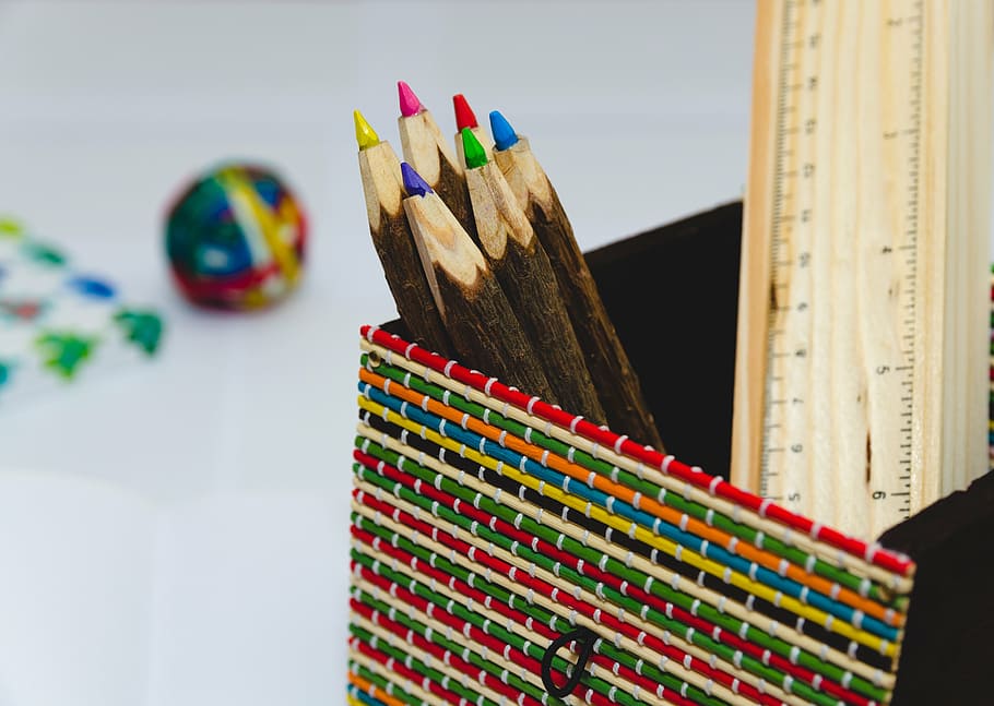seis, lápices de colores variados, marrón, canasta, lápiz, color, sacapuntas, arte, dibujo, diseño