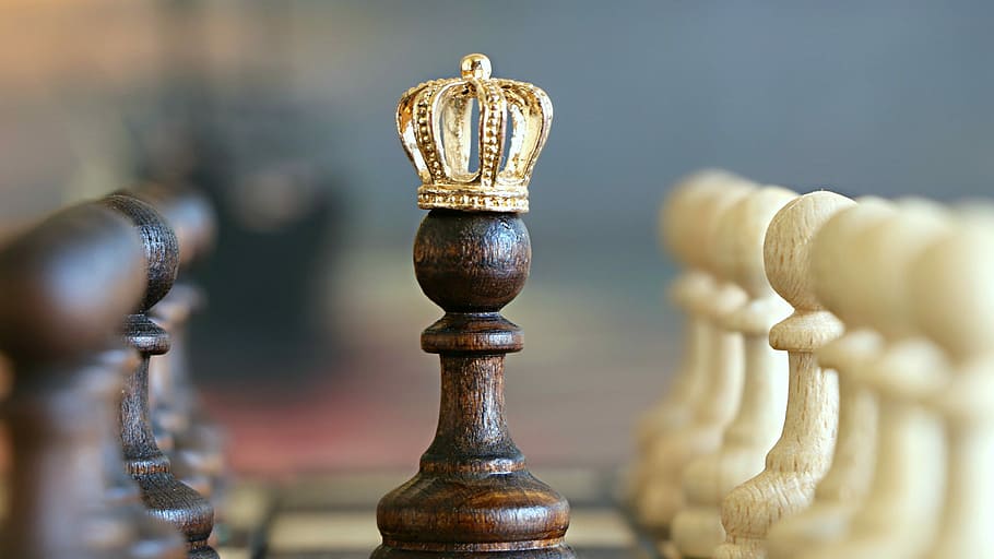 selective, focus photography, chess poon, gold-colored crown, chess, king, background images, wallpaper, board game, chess piece