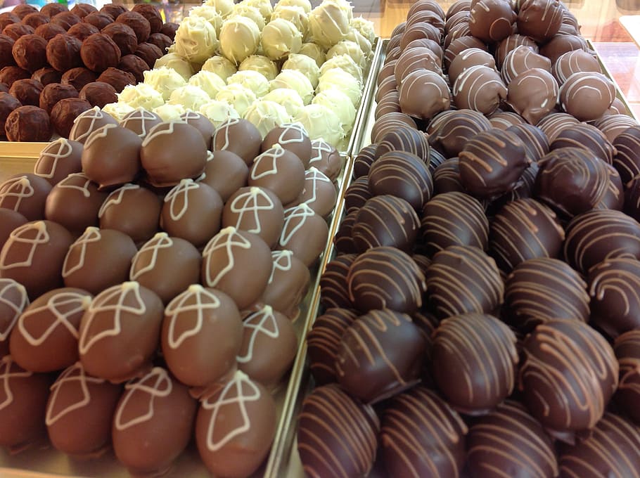 chocolate balls, chocolates, mozartkugeln, sweetness, chocolate, salt bug, chocolatier, confiserie, dessert, dark chocolate