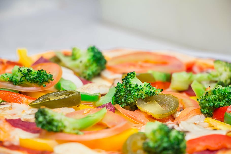 shallow, focus photograph, pizza, pizza service, italian, eat, pizza topping, vegetable pizza, vegetarian, restaurant