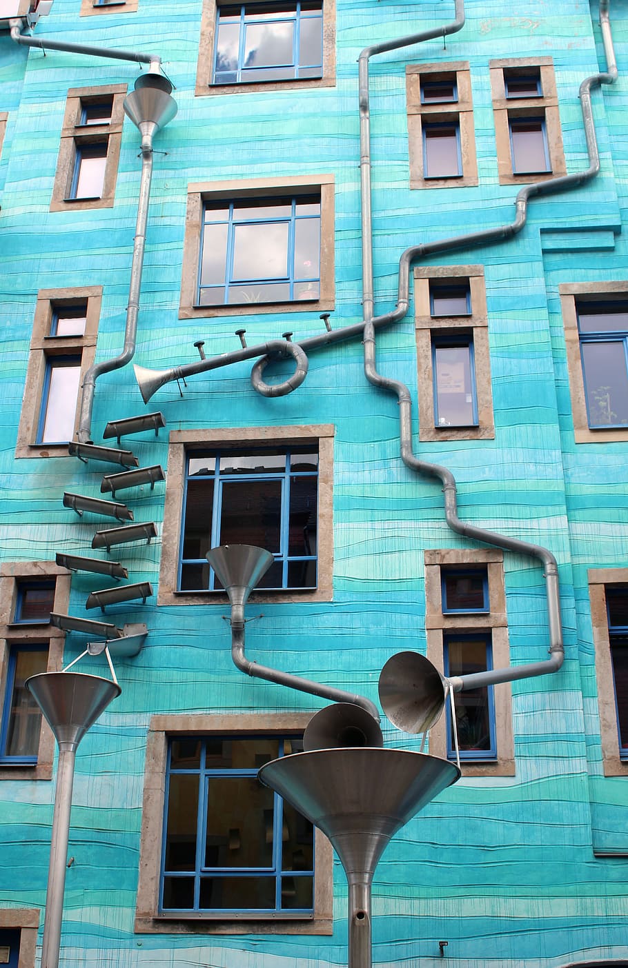 estructura de hormigón verde azulado, azul, pintado, edificio, fachada, canalón, sistema de aguas residuales, arquitectura, arte, juego de agua de lluvia