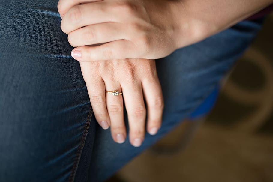 closeup, mulher, mãos, joias, anel, jeans, close-up, mão, mão humana, parte do corpo humano