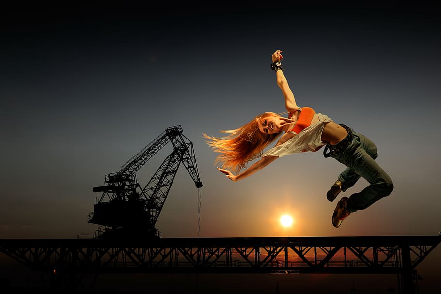 wanita, udara, latar belakang crane, lompatan gembira, jeans, akrobat, manusia, cantik, sehat, berpose