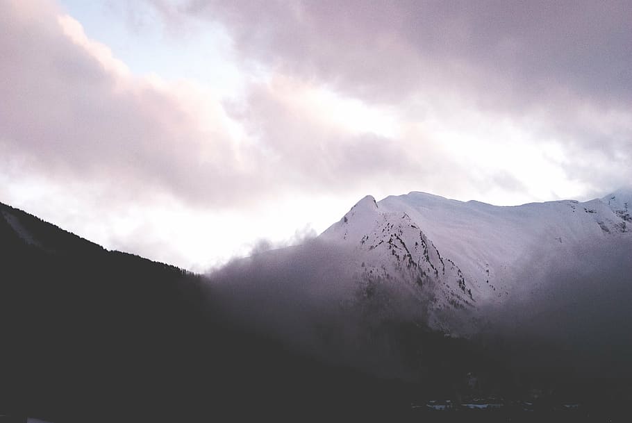 cenário de montanha coberta de nevoeiro, branco, neve, dia, montanhas, colinas, falésias, inverno, frio, céu