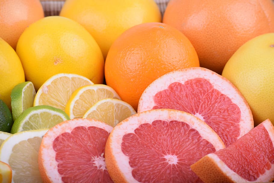 rodajas de frutas naranjas, toronja, toronja roja, toronja amarilla, limón, lima, cítricos, fruta subtropical, jugo, alimentos para mi salud
