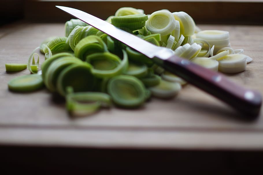 sliced, vegetable, knife, kitchen, cook, wooden board, cut, leek, food, frisch