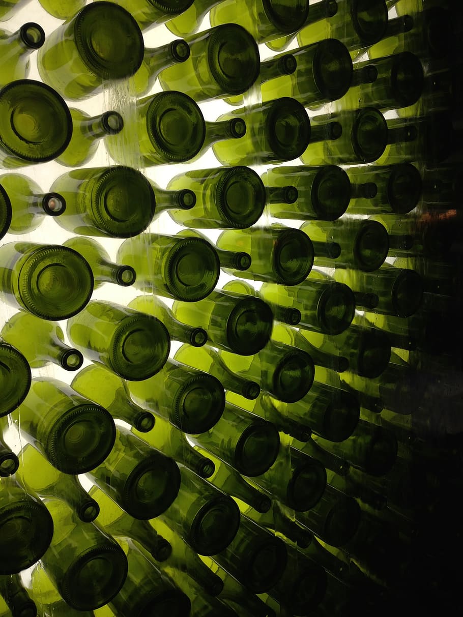 botellas, verde, vino, pared, bar, color verde, sin gente, interiores, fondos, gran grupo de objetos