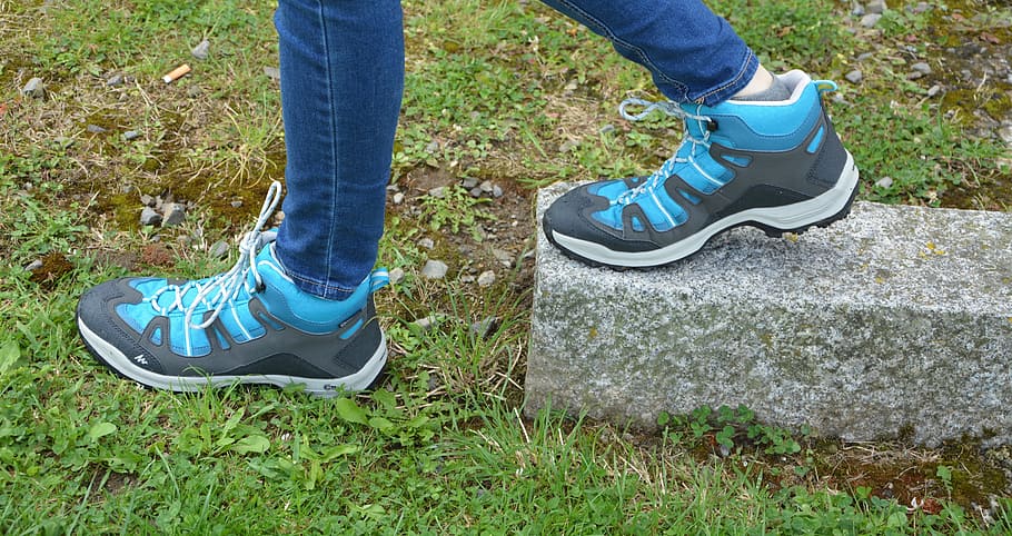 sepatu kanvas biru, berjalan, turun tangga, sepatu biru, hiking, naik, lapangan, gunung, alam, kaki manusia