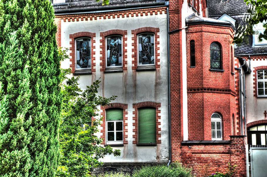 Архитектура фасад с плющом. Руст в архитектуре. Дом из зеленого кирпича фото. Monastery Builder. Плющ ростов