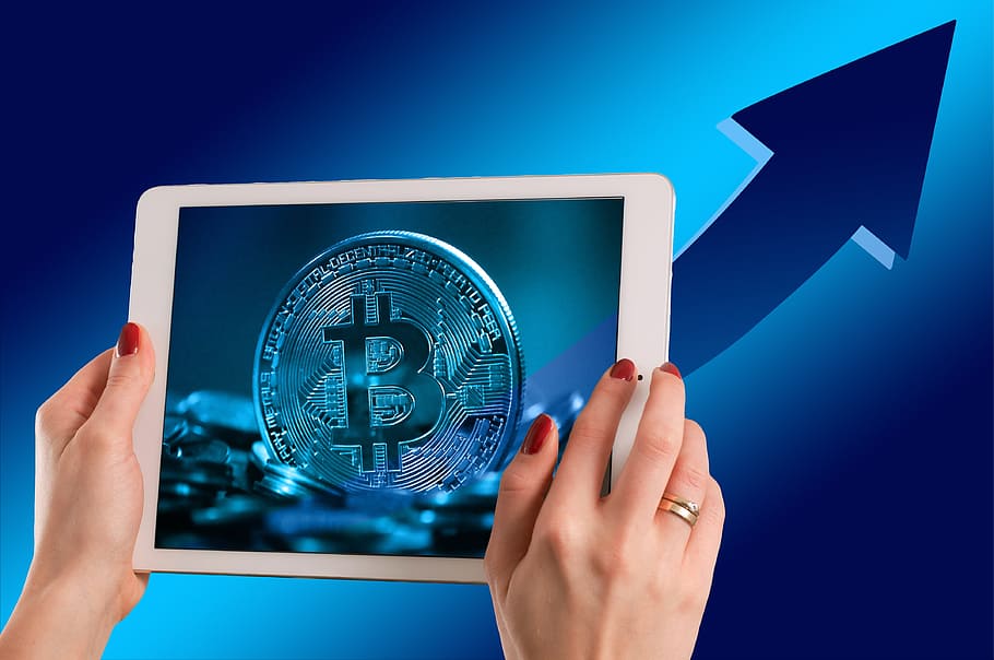 orang, memegang, ipad, menampilkan, wallpaper bitcoin, bitcoin, koin, uang, uang elektronik, mata uang