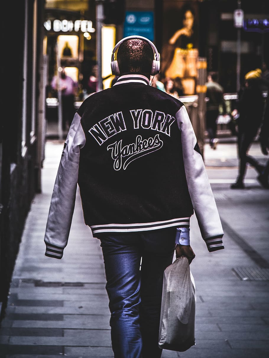 pessoa, vestindo, novo, jaqueta york, caminhando, construção, pessoas, homem, cara, rua