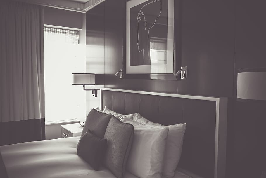 foto grayscale, tempat tidur, bingkai foto, hotel, kamar, kamar hotel, mewah, rumah, interior, bantal