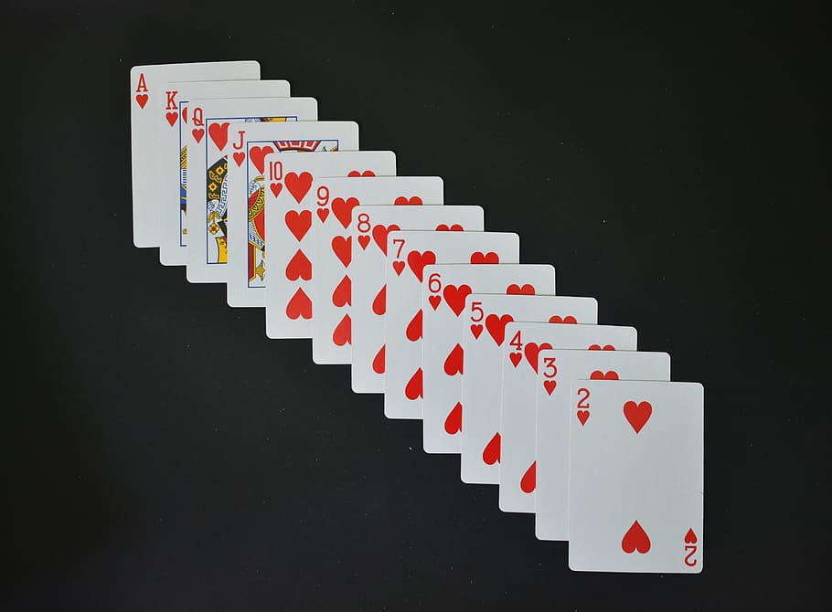 bermain kartu, kartu, bermain, permainan, jantung, vegas, poker, latar belakang hitam, bidikan studio, merah