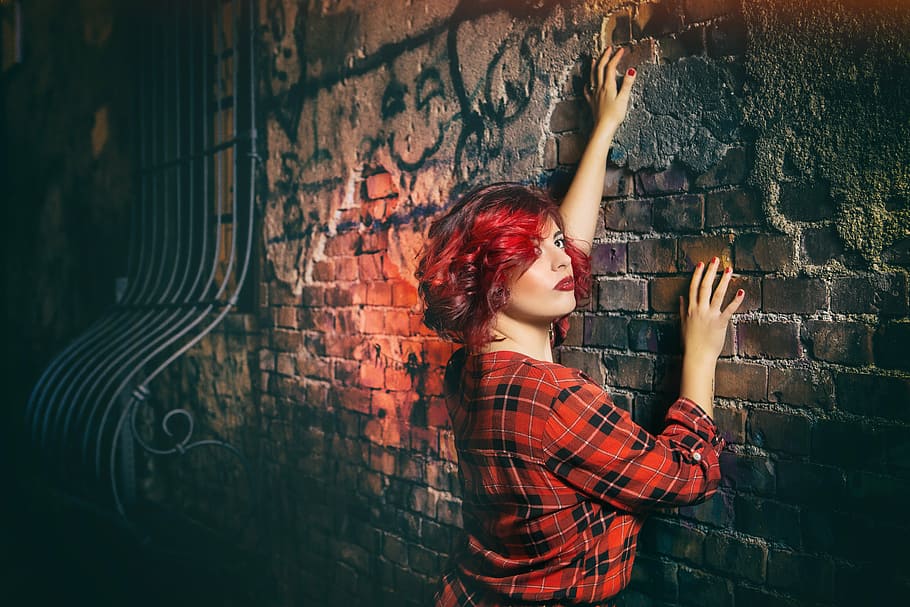 woman, wearing, red, black, flannel, colors, hairdresser, cutting, colorimetry, courses