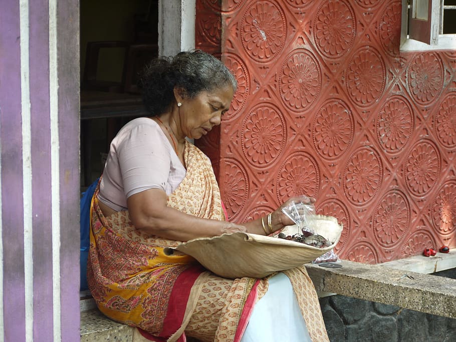 woman, wearing, white, brown, sari, old, indian, india, kerala, cochin |  Pxfuel