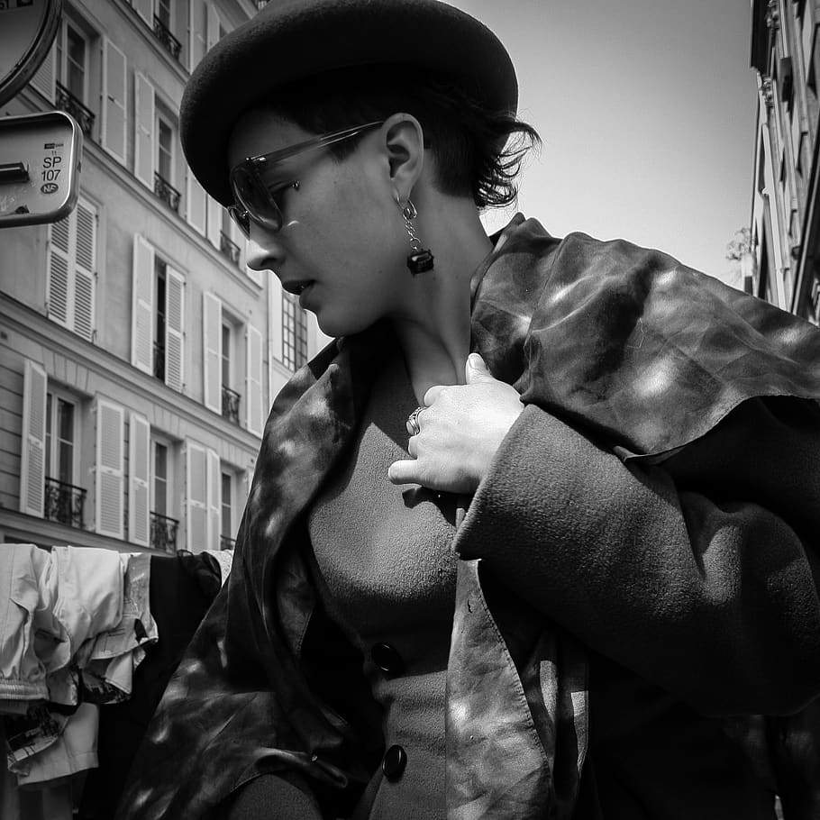 woman, paris, flea market, real people, one person, building exterior, lifestyles, built structure, looking, young adult