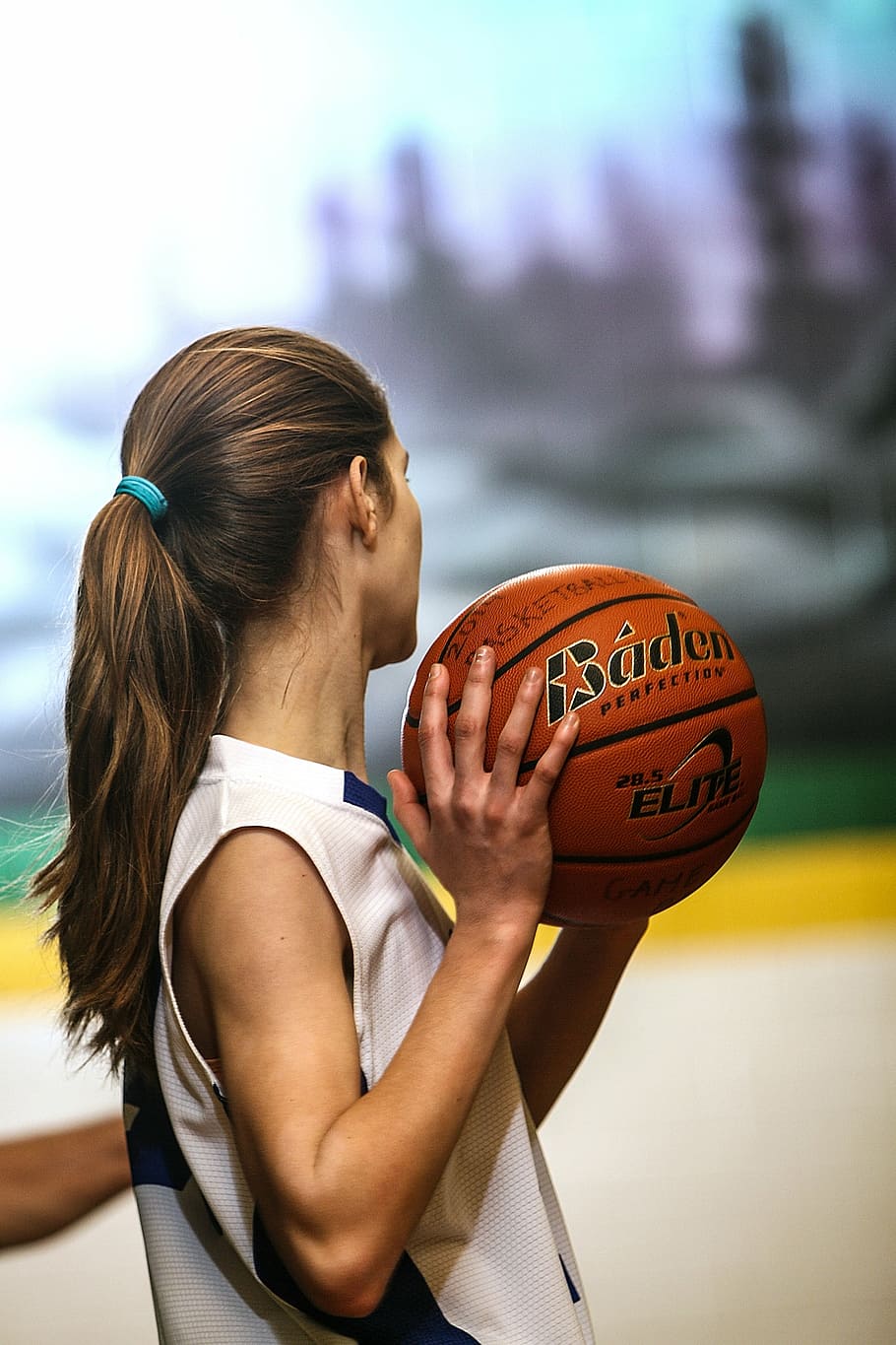 Mujer sosteniendo baloncesto, baloncesto, baloncesto femenino, femenino, adolescente, atleta, jugador, juventud, persona, celebración - Pxfuel