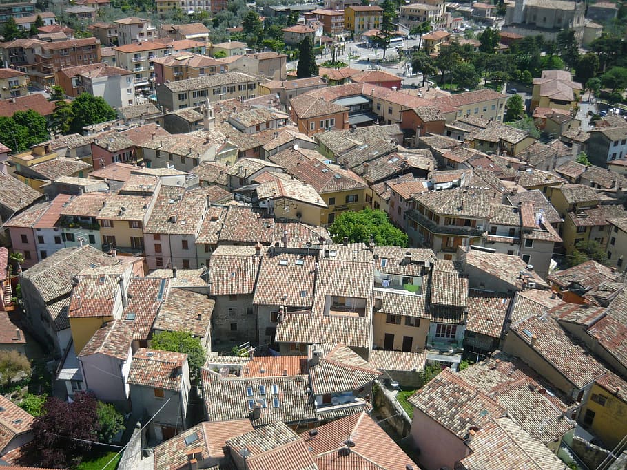 Verona, Italia, Lago de Garda, arquitectura, exterior del edificio, estructura construida, edificio, barrio residencial, ciudad, techo