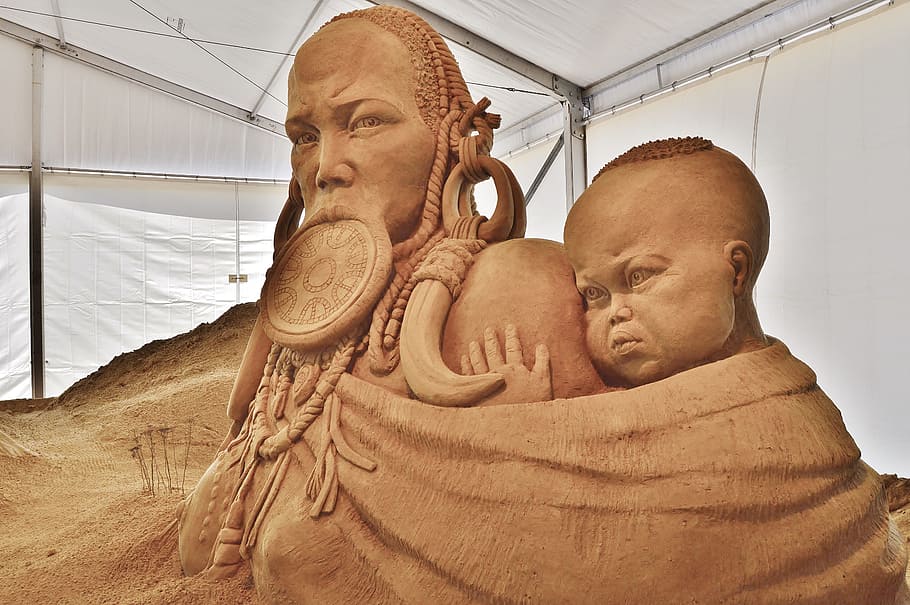 sand sculpture, artwork, Sand Sculpture, Artwork, the-last-mursi woman, africa, exhibition, sandy worlds, statue, indoors, human body part