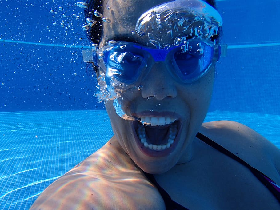 bajo el agua, foto, mujer, vistiendo, azul, gafas, ahogarse, frustración, rabia, piscina