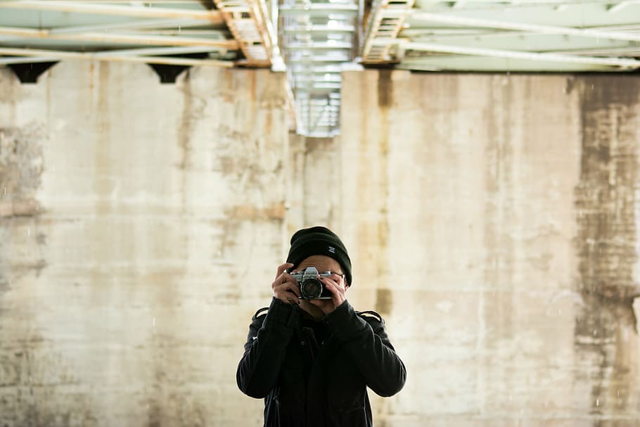 person, wearing, black, top, using, camera, selective, focus, photography, man