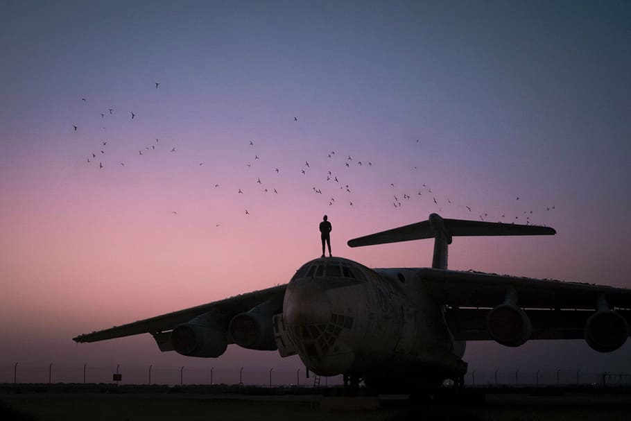 foto de silueta, hombre, en pie, superior, avión de combate, avión, aerolínea, viajar, viaje, puesta de sol