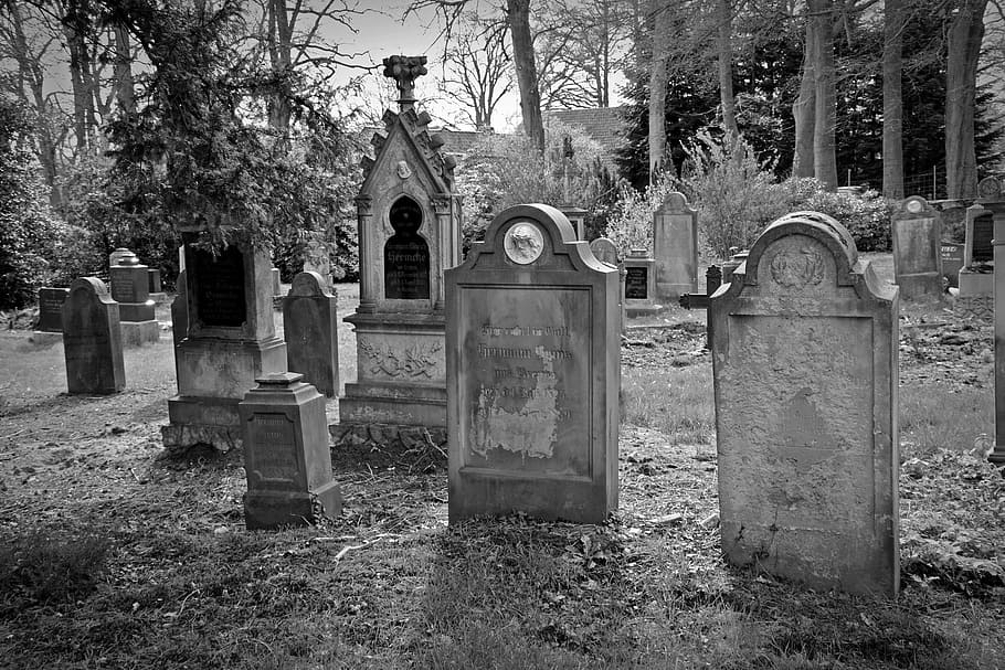 fotografia em escala de cinza, cemitério, lápide, pedras graves antigas, velho, morto, sepulturas, túmulo, última calma, cemitério antigo