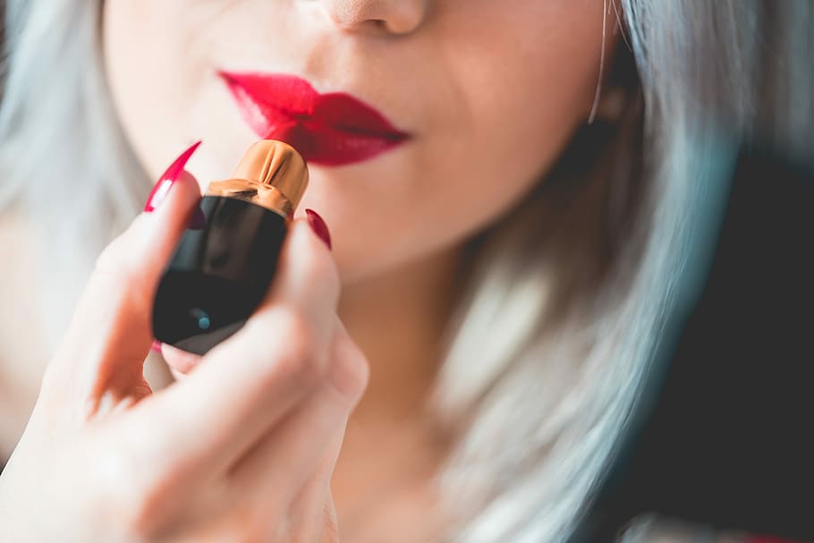 &, applying, Young, amp, Smiling, Woman, Red, Lipstick, classy, date