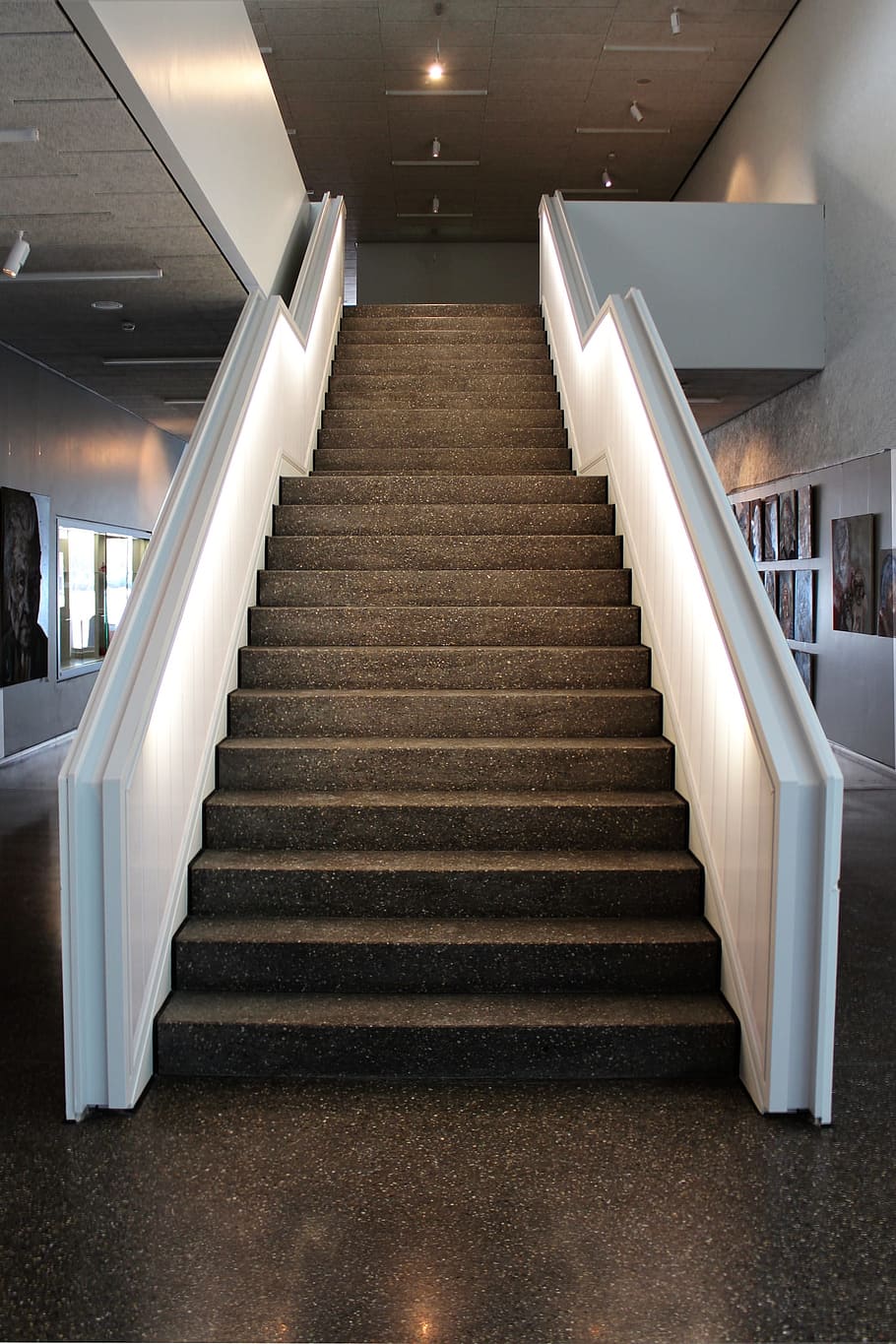 Escaleras de hormigón marrón, arquitectura, escaleras, gradualmente, escalera, escalones, escalones y escaleras, interiores, moderno, barandilla