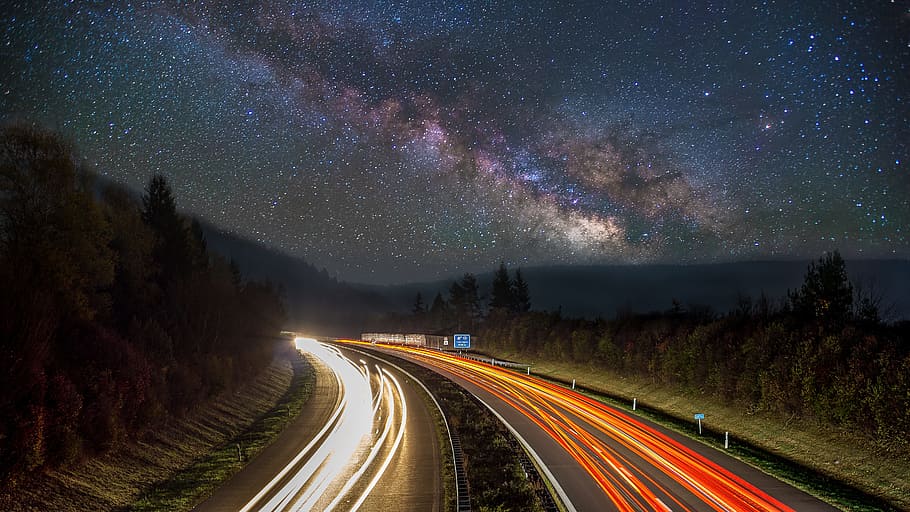 fotografi timelapse, mobil, lalu lintas, jalan raya, milky way, bintang, langit, langit berbintang, malam, langit malam