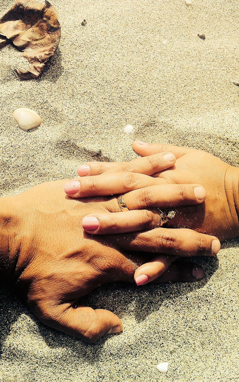 fotografia em close-up, duas pessoas palma, cinza, areia, humano, segurando, mãos, segurando as mãos, noivado, alianças