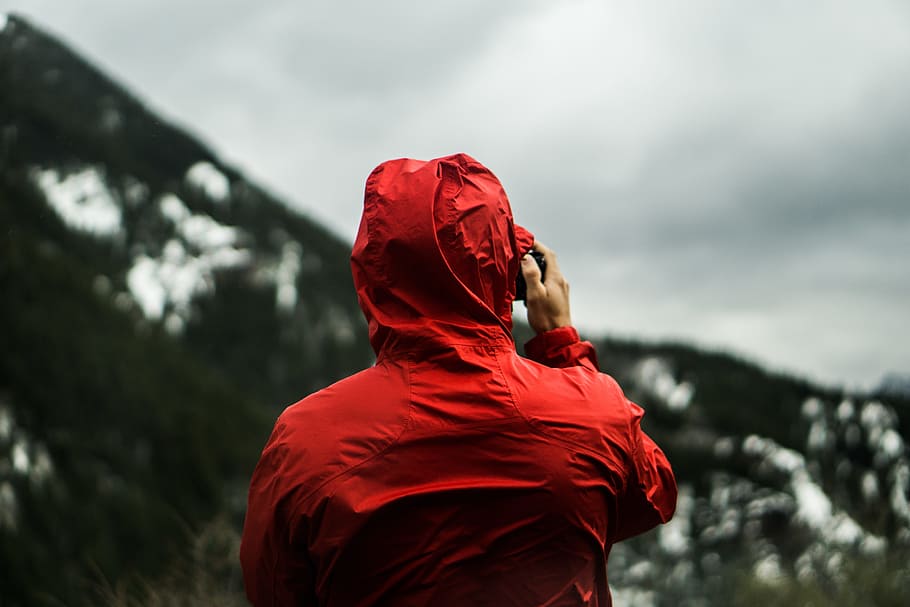 selectivo, fotografía de enfoque, persona, vistiendo, rojo, chaqueta con capucha, impermeable, clima, hombre, grabación